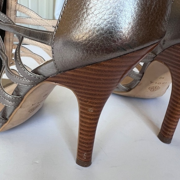 Isola "Angelique" Leather Metallic Zip Front Caged Sandal Size 10 Includes Box - Picture 8 of 10